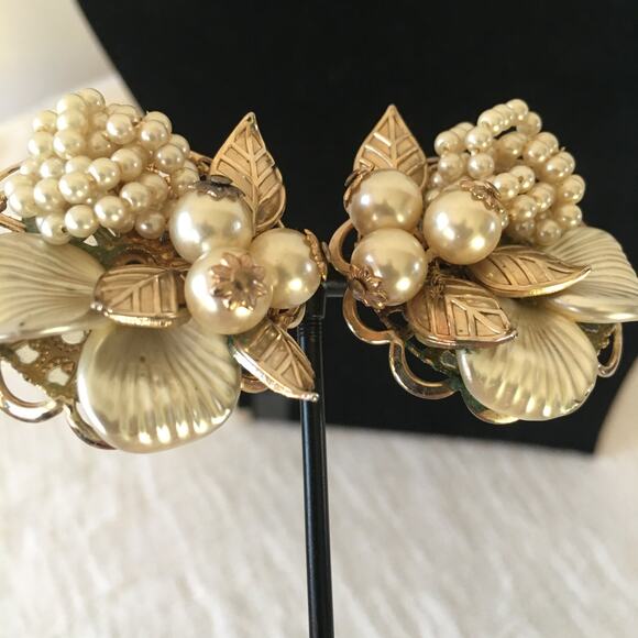 Vtg 50s faux pearl cluster gold leaf filigree large clip on earrings  designer - Picture 3 of 9